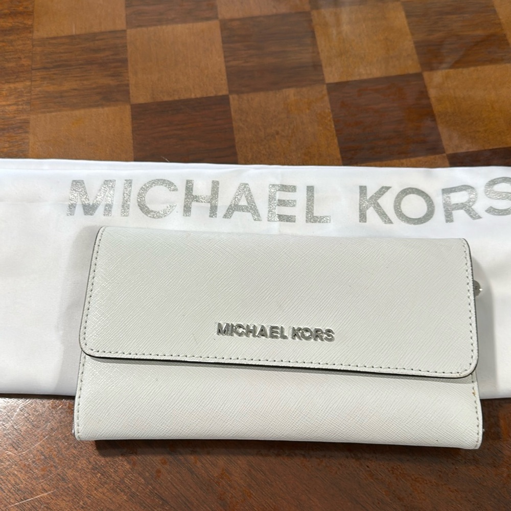 Michael Kors Leather Bi-Fold Continental Wallet
Optic White